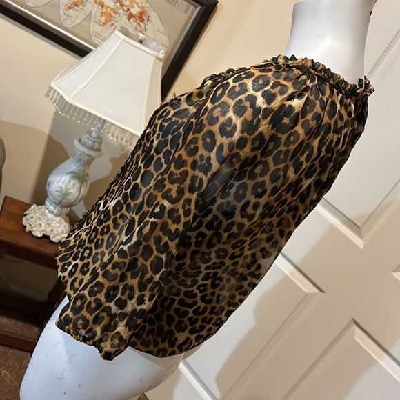 Express Cheetah Print Blouse. Medium. - Picture 4 of 9